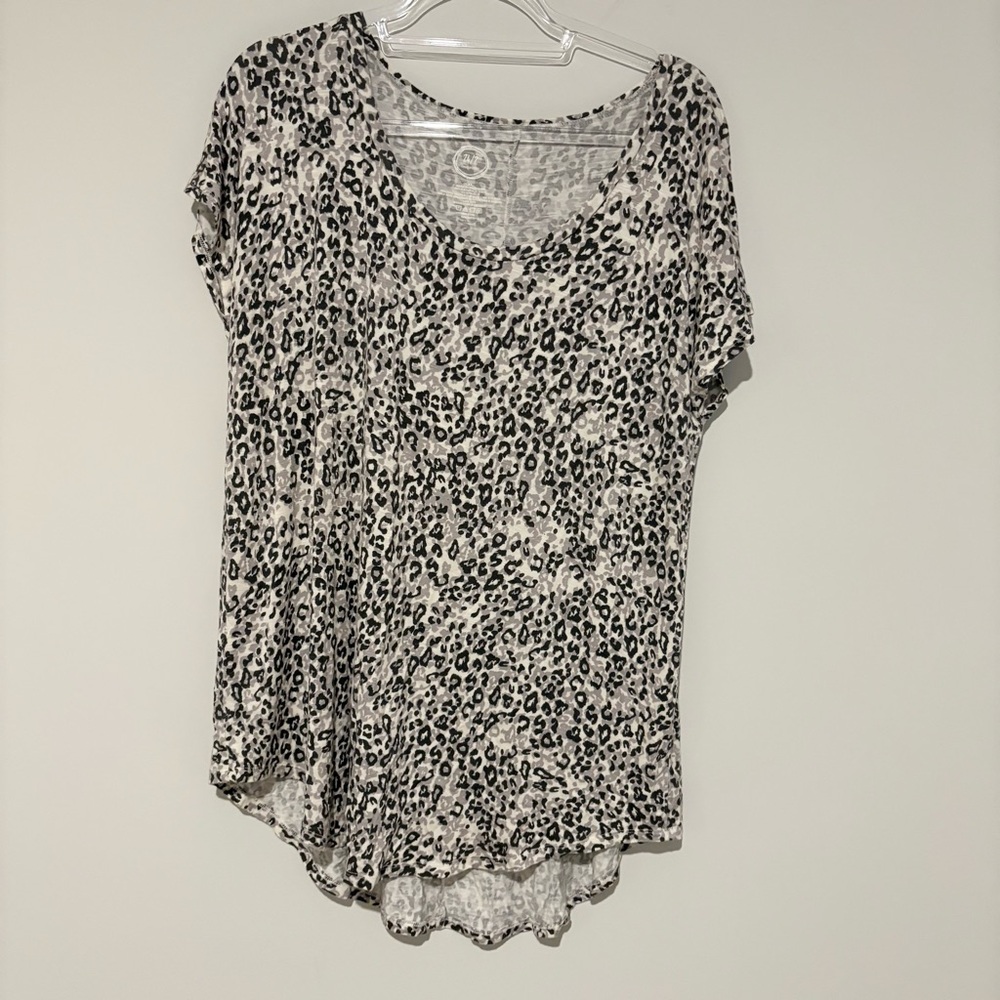 Maurice’s 24/7‎ Comfort animal print top grey and White size XL